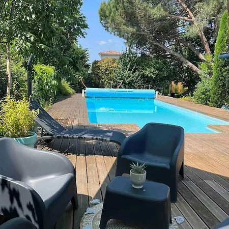 Maison Avec Grande Piscine 펜션